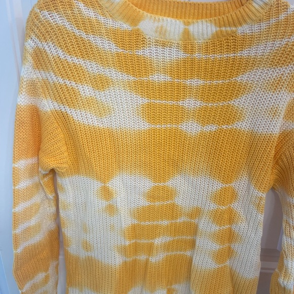 Sweaters - Women’s tie dyed sweater crewneck. Yellow-white. Size L. Thumb holes!! Cute!